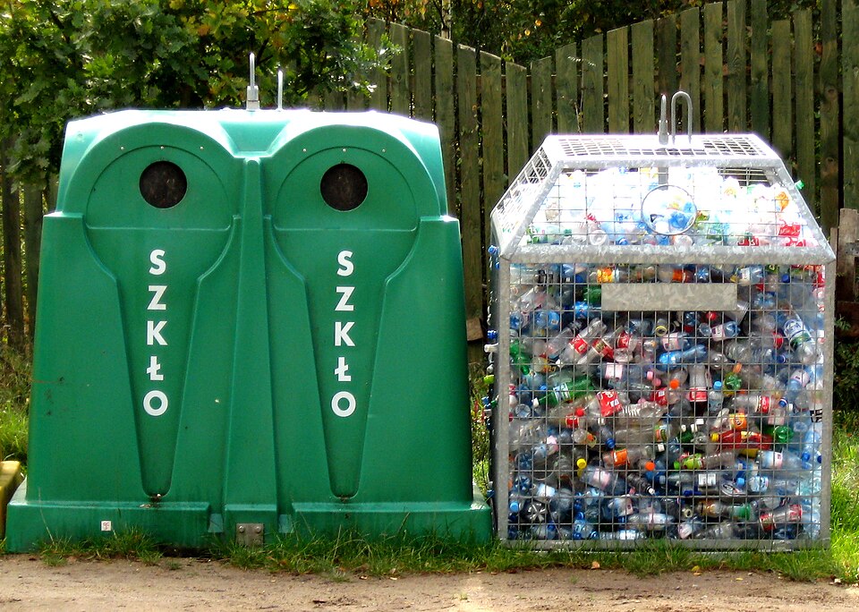 Glass and plastic recycling 065 ubt