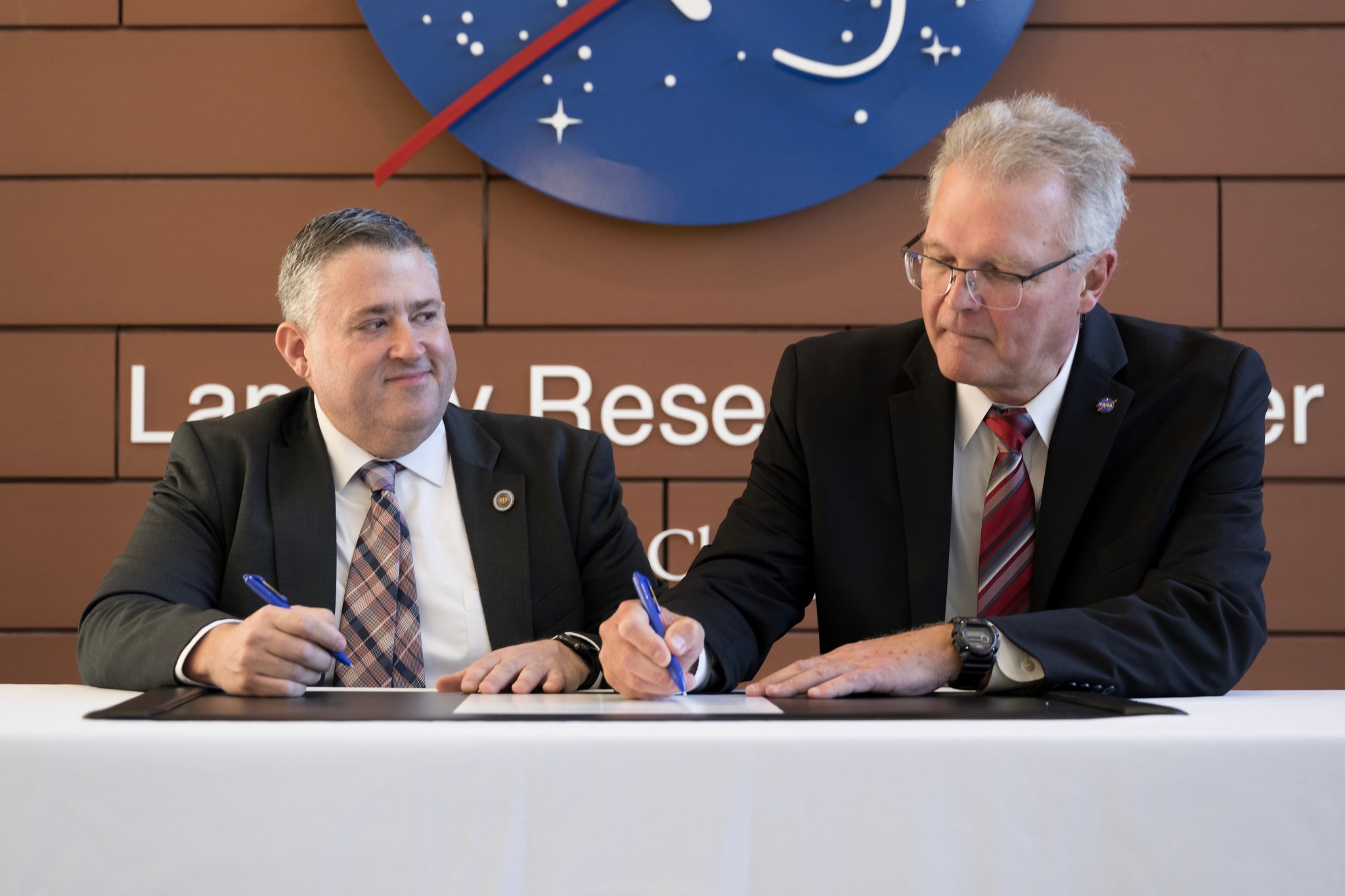 NASA Langley and Virginia Energy representatives sign their agreement on 23 October 2026